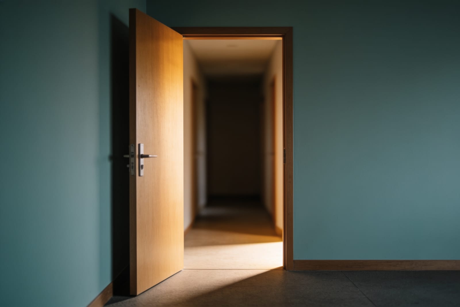 Приоткрытая дверь с тёплым светом: разговор с подростком начинают без обвинений